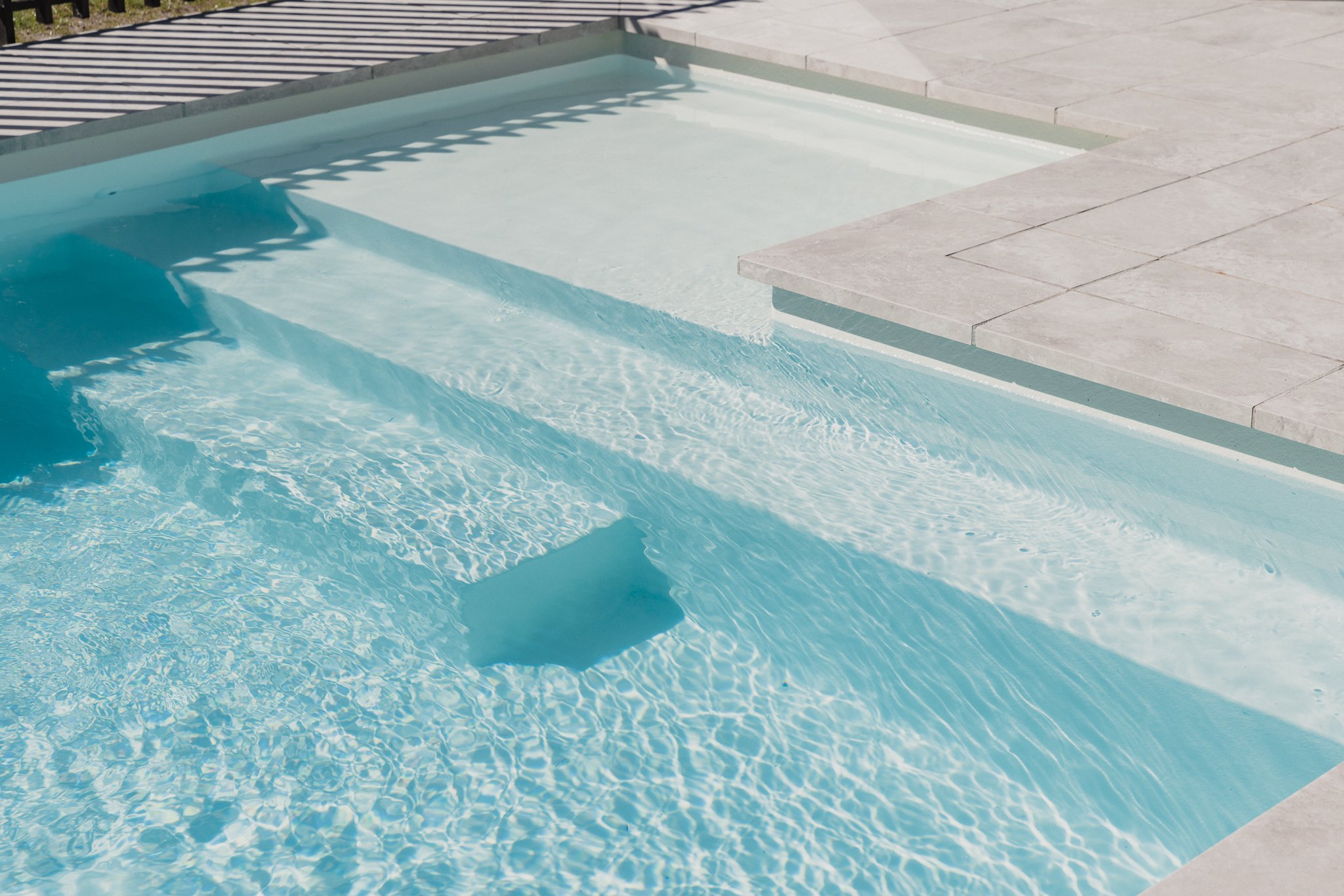 Kristallklares Poolwasser